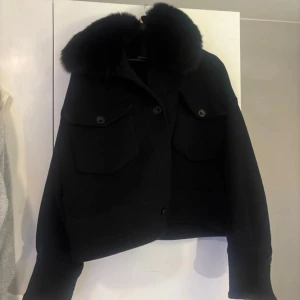 Svart meotine kappa  - Säljer min super fina meotine kappa, köptes i slutet på april och har bara används få gånger sen dess. Super fint sick, storlek L/XL men tycker den passar M fint.Pris kan diskuteras!💕