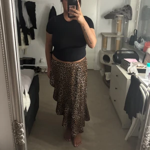 Leopard kjol - Leopard kjol med slit och band man knyter på sidan 