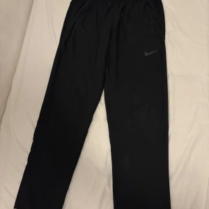 Svarta Dri-Fit träningsbyxor Nike M - Riktigt feta Nike byxor. Passar till mycket och riktigt sköna. Riktigt snygga och kan användas till både när man är ute men också till träning. Dessa säljs inte längre. Mycket bra skick, storlek M.