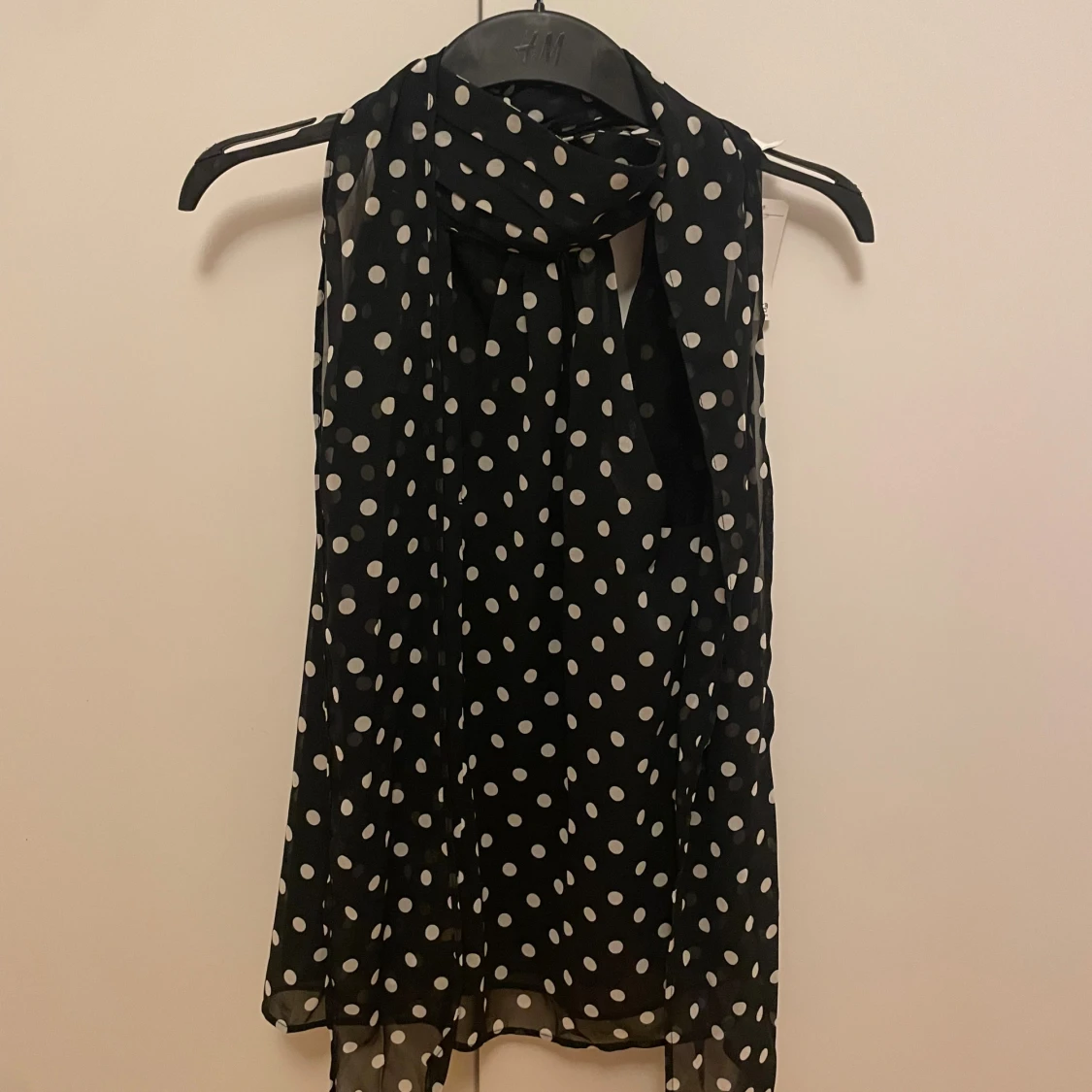 Svart prickig halsduk från H&M
