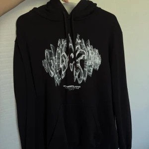 Svart hoodie - Den här hoodien har jag köpt på Ant Wans konsert för 700kr! Den är i fint skick som ny 