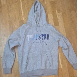 Trapstar hoodie  - Säljer mina trapstar hoodie. Har använt den få tall gångers. Säljs för de är inte min still längre