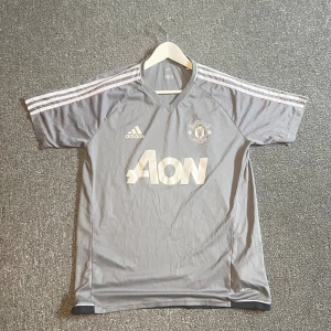 Manchester united kit 2017/2018 - Stilren Manchester united tröja som användes 2017/18 denna tröjan finns inte ofta ute på marknivå passa på när ni har chansen. Skicket är extremt bra!sitter på M/L