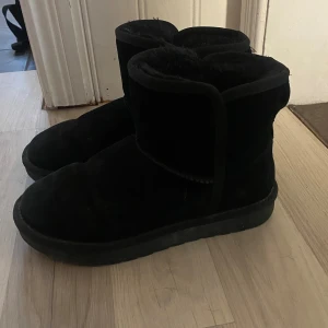 Svarta uggs från din sko - Svarta uggs, från din sko. Använda en vinter och är i ett superfint skick!❤️köptes för 700kr.
