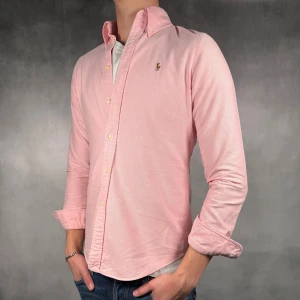 Ralph Lauren Skjorta - - Ralph Lauren skjorta — Storlek S/P (Custom Fit) — 9/10 — Bra skick utan skavanker — Inkluderat - Skjorta — Retail 2000kr — Modellen är - 180cm, 65kg - OBS Sitter som XS 