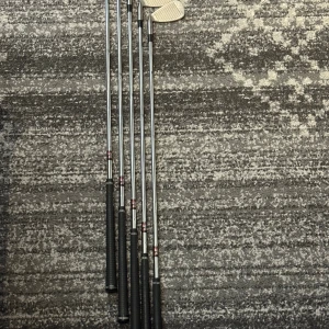 ESS-2000 System LCG Undercut Cavity Järnset - Snyggt järnset ESS-2000 System LCG med Undercut Cavity-design. Setet består av fem klubbor i gott skick med endast mindre bruksspår. Perfekt för både nybörjare och erfarna golfare som söker stabilitet och kontroll. Greppen är hela och klubborna är redo för spel. Järn set 4,5,6,7,9 nya handtag