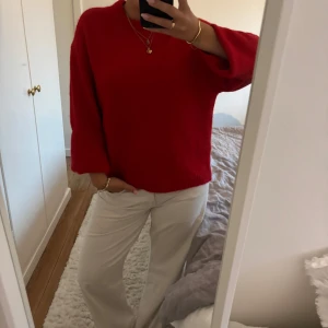 Röd stickad tröja - Skit snygg röd stickad tröja från Gina Tricot. Passar med allt och är i super fint skick. Skriv om du har frågor och alltid öppen för prisförslag!!!💕💕