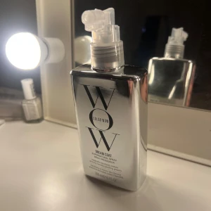 Color Wow Dream Coat spray - Endast testad, Color Wow Dream Coat är en silvrig sprayflaska med 200 ml produkt som används för att ge håret en slät och glansig finish. Flaskan har en modern design med svart text och ett praktiskt spraymunstycke. Perfekt för att tämja frissigt hår och skapa en glansig look.