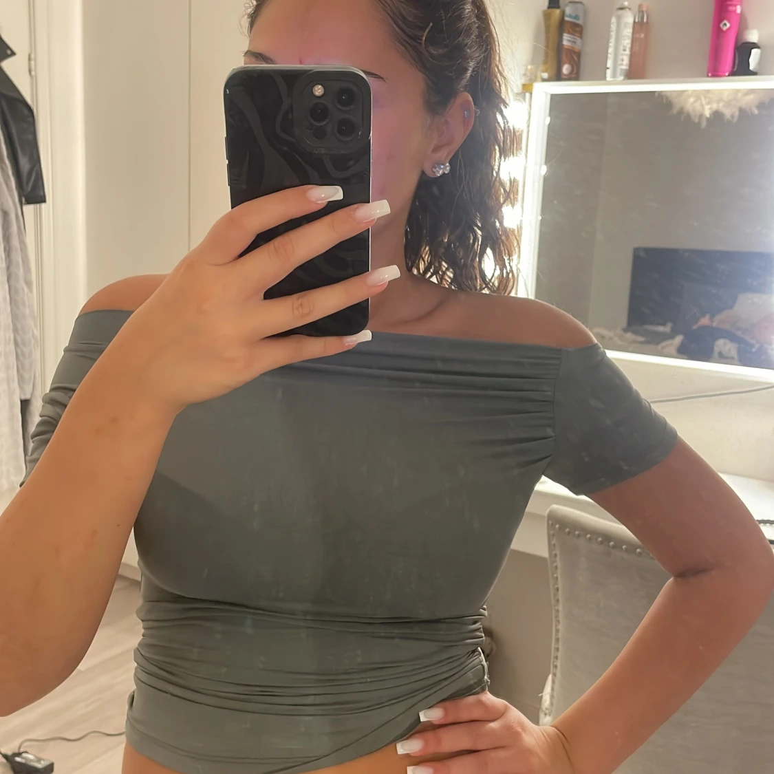 Grå offshoulder croppad topp - 2