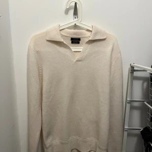 stickad tröja från Massimo Dutti - Off white stickad tröja från Massimo Dutti i mjuk kashmirblandning. Tröjan är extremt bekväm och snygg vilket är ett perfekt val nu till vintern! 