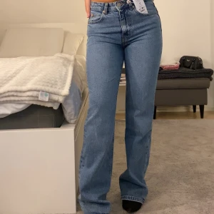 Blåa jeans från Gina - Helt nya med lappen kvar, säljer då de är för små för mig som vanligtvis har 36 i jeans. I modellen classic boot från Gina. De är midwaist. Har ganska kort torso så de blir höga på mig. 
