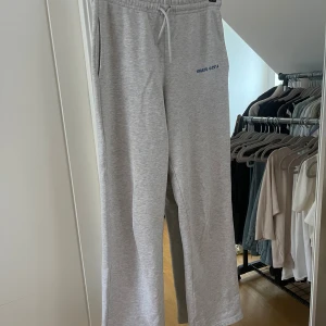 Axel arigato mjukisbyxor  - Använda ca 5 ggr, nypris ca 2500kr. Rak modell