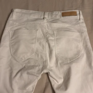 Vita jeansbyxor Body Shape - Sköna skinny jeans i färgen vit, sitter tajt på och materialet är jätte mjukt/lent. Är också jätte lågmidjade. 