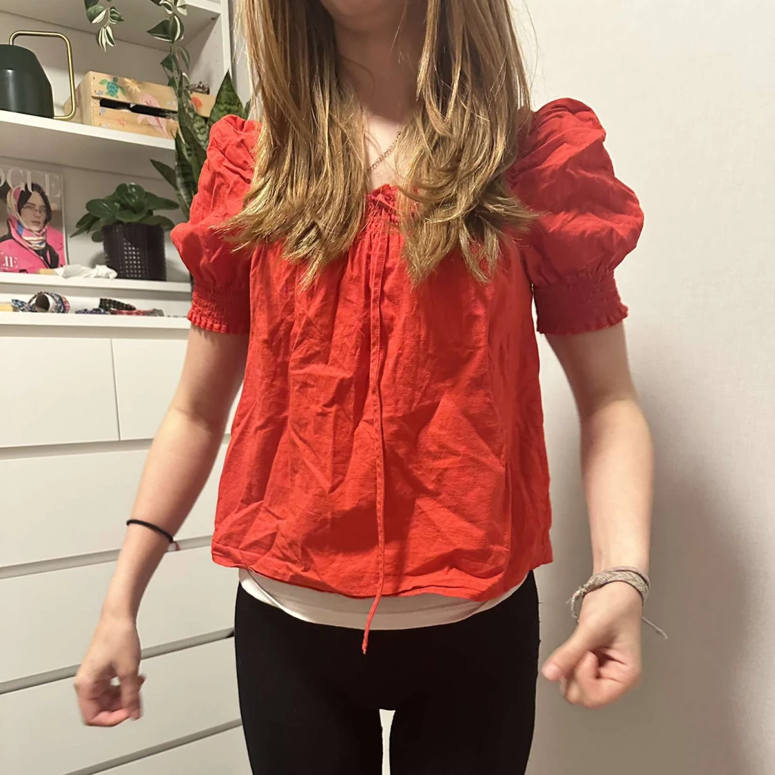 Röd blus med puffärmar och knut - 2