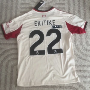 Liverpool 25/26 Ekitike - Replika Liverpool tröja helt ny med tags med Ekitike på ryggen. För fler bilder eller frågor tveka inte att skriva i dm. Fler tröjor i profilen. Se bio för tvättråd