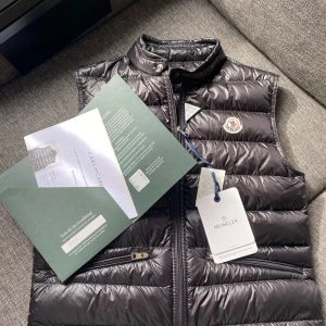 Moncler GUI väst - Säljer min Moncler Gui väst. Den är i riktigt bra skick, knappt använd. Perfekt för hösten.