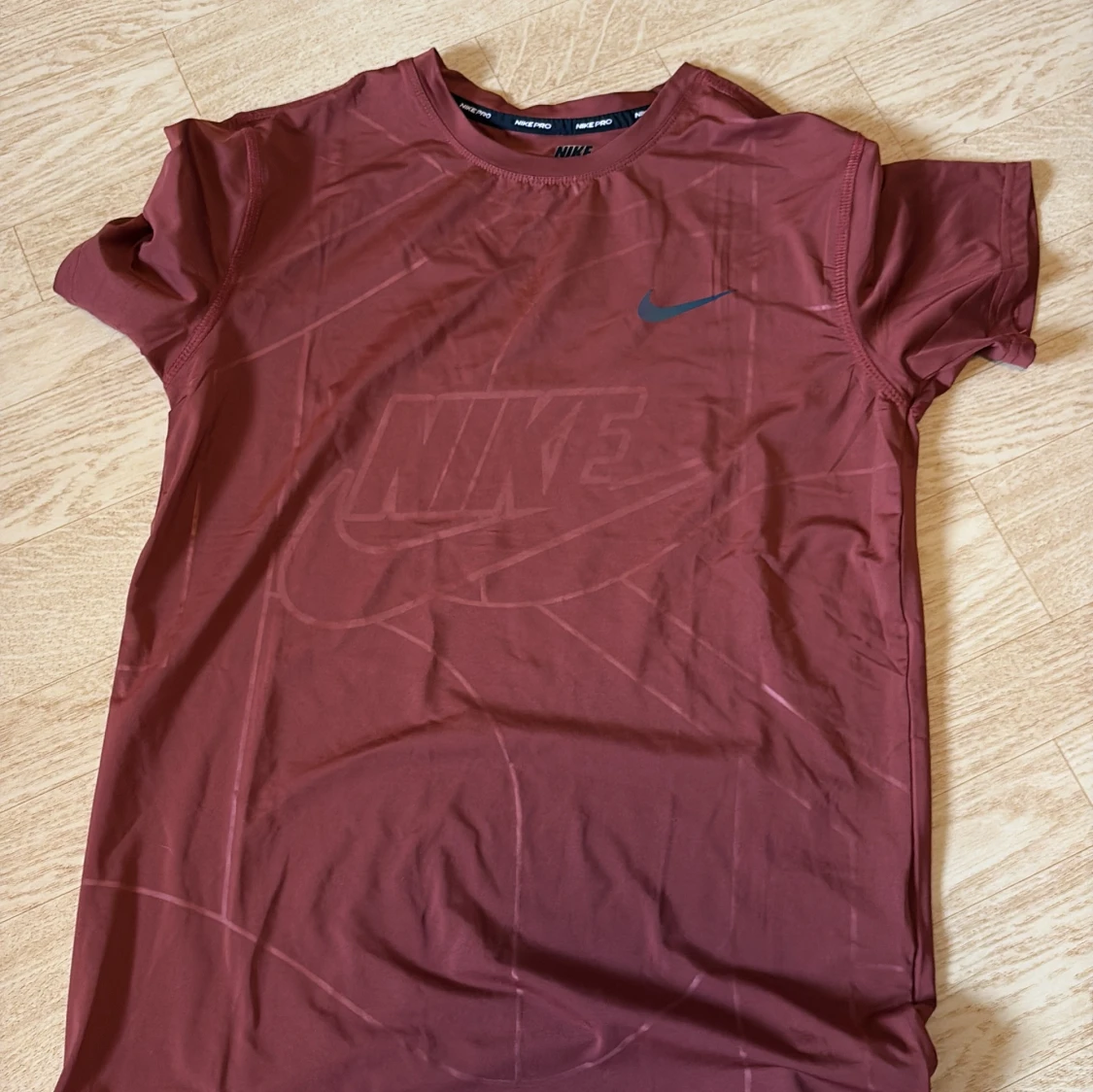 Vinröd Nike t-shirt i funktionsmaterial