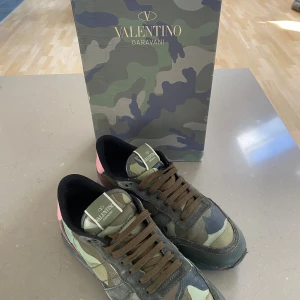 Valentino Rockrunners - Säljer ett par valentino rockrunner skor som är perfekta till hösten om du vill sticka ut lite med ett par feta skor. Passar perfekt till en chill outfit. De är i strl 42 men passar även 43. Box kommer med! Tveka inte av att höra av dig vid frågor! Mvh 