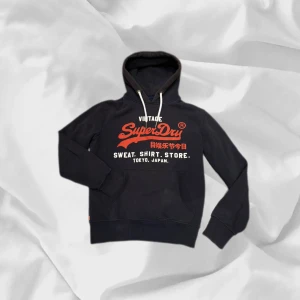 Superdy Hoodie - Snygg hoodie från Superdry i svårt färg – enkel att matcha och skön att bära. Ett stilrent val, noggrant utvalt med omsorg av AM Clothing.  📩 Frågor? Hör gärna av dig! 📲 Följ oss här på Plik för fler uppdateringar. ♻️ Tack för att du handlar mer hållbart med AM Clothing!
