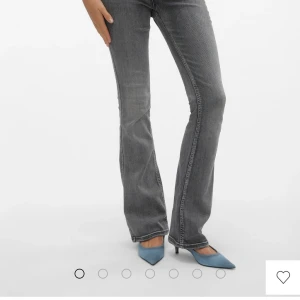 Grå bootcut jeans med hög midja - Snygga grå jeans med bootcut-modell och hög midja i storlek S. Jeansen har klassisk femficksdesign och är tillverkade i ett mjukt denimtyg som ger en skön passform. Perfekta för dig som vill ha en trendig och avslappnad look. Och aldrig använda pga att jag inte passar i grått