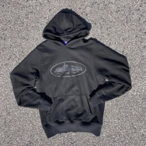 Corteiz Alcatraz Hoodie - Svart hoodie från cortiez. Den är i bra skick, jag har ändast testat den men säljer den nu för att den inte passade PRISET GÅR ATT DISKUTERAS