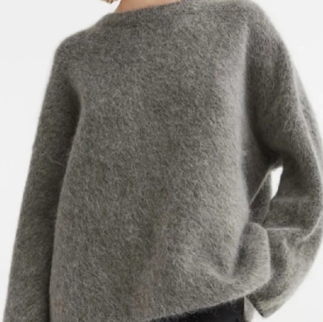 Grå fluffig stickad tröja - 1