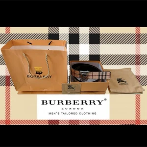 Rutig Burberry bälte med silverdetalj - Snyggt bälte från Burberry med klassiskt rutigt mönster i beige, brunt och svart. Bältet har en stilren silverfärgad spänne med Burberrys ikoniska B-logga. Perfekt accessoar för att lyfta din outfit med en lyxig touch. Tillverkat i skinn. Vi kan diskutera om priset.