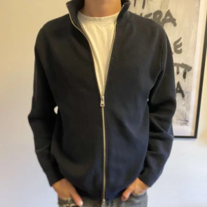 Marin blå Full-Zip - En marinblå full-zip tröja från Zara|| Storlek:M|| Perfekt skick|| Hör av er vid minsta fundering!