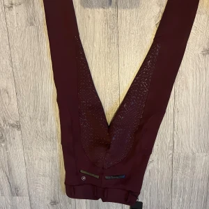 ZacZess ridbyxor - ZacZess Bombay Bordeaux Explosion PRO, full seat ridbyxor strl XXS men jag tycker att modellen är lite stor i storleken. Helt nya med lappen kvar, bara öppnad ur förpackningen för att fota. Nypris för Bombay: 1299 kr
