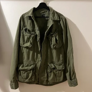 Field jacka  - Snygg militär grön Field jacket/overshirt, använd 1 gång storlek S. Köpt på märkesbutik i Båstad, nypris 3500 som nyskick fast utan prislappen kvar. Kom gärna med bud!