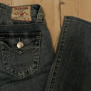 True religion - Skit snygga true religion i model becca! Storlek 23 alltså xs-s skriv om ni ha fler bilder💕 Användit 2-3 gånger