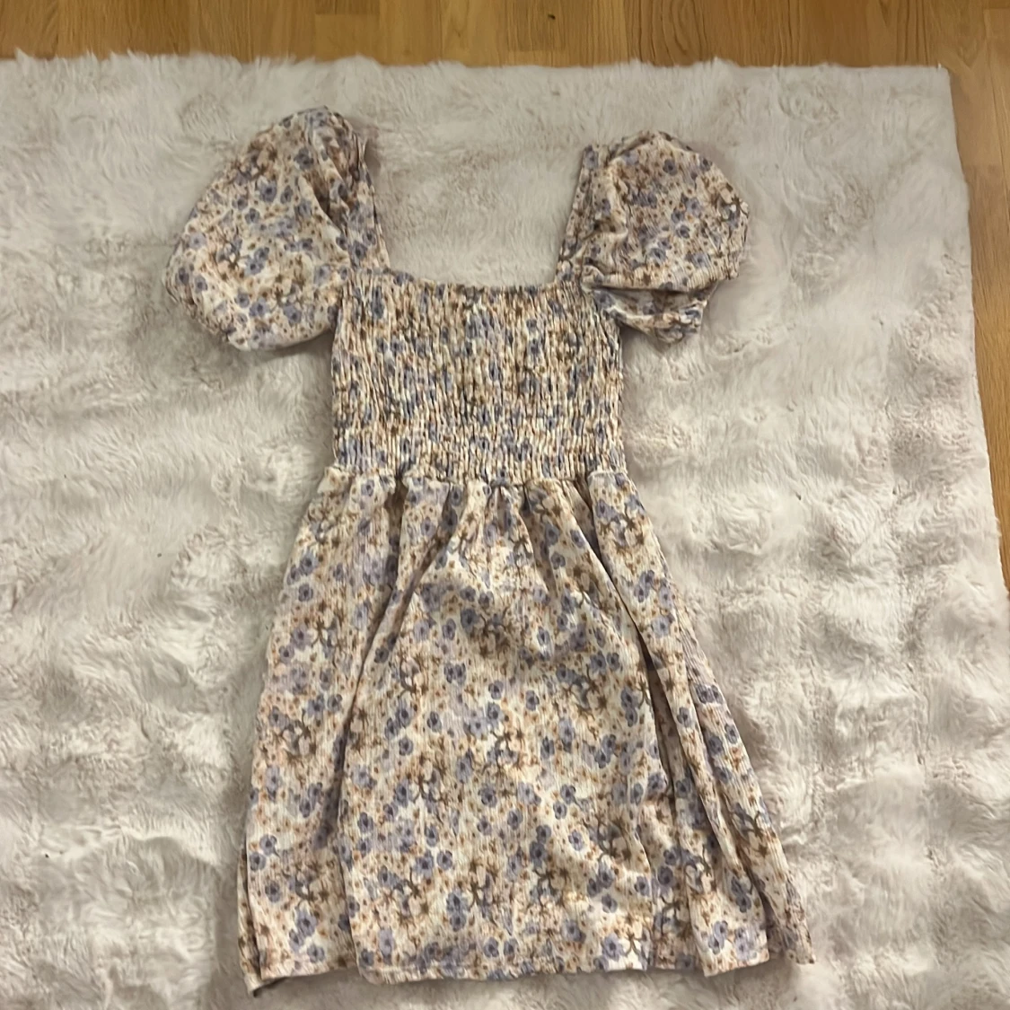 Blommig kortklänning med puffärmar