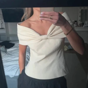 Intressekoll!! - Intressekoll på min as snygga off shoulder topp från na-kd, kom med prisförslag! Nypris är 549 och är endast använd en gång!! Kan även tänka mig att byta mot en svart 🥰🥰TRYCK INTE PÅ KÖP NU!!
