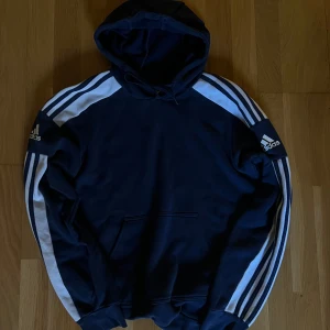 Adidas hoodie - Säljer den här jättesnygga y2k retro hoodie från adidas. Nypris skulle vara ca 800 kr men säljer för bara 150kr. Tröjan är vi väldigt bra skick, har knappt använt den då den inte riktigt är min stil! Den är storlek small men skulle säga att den mer passar som medium. Om du har några frågor är det bara att höra av sig!🩷  Köpare står för frakt!🩷🩷