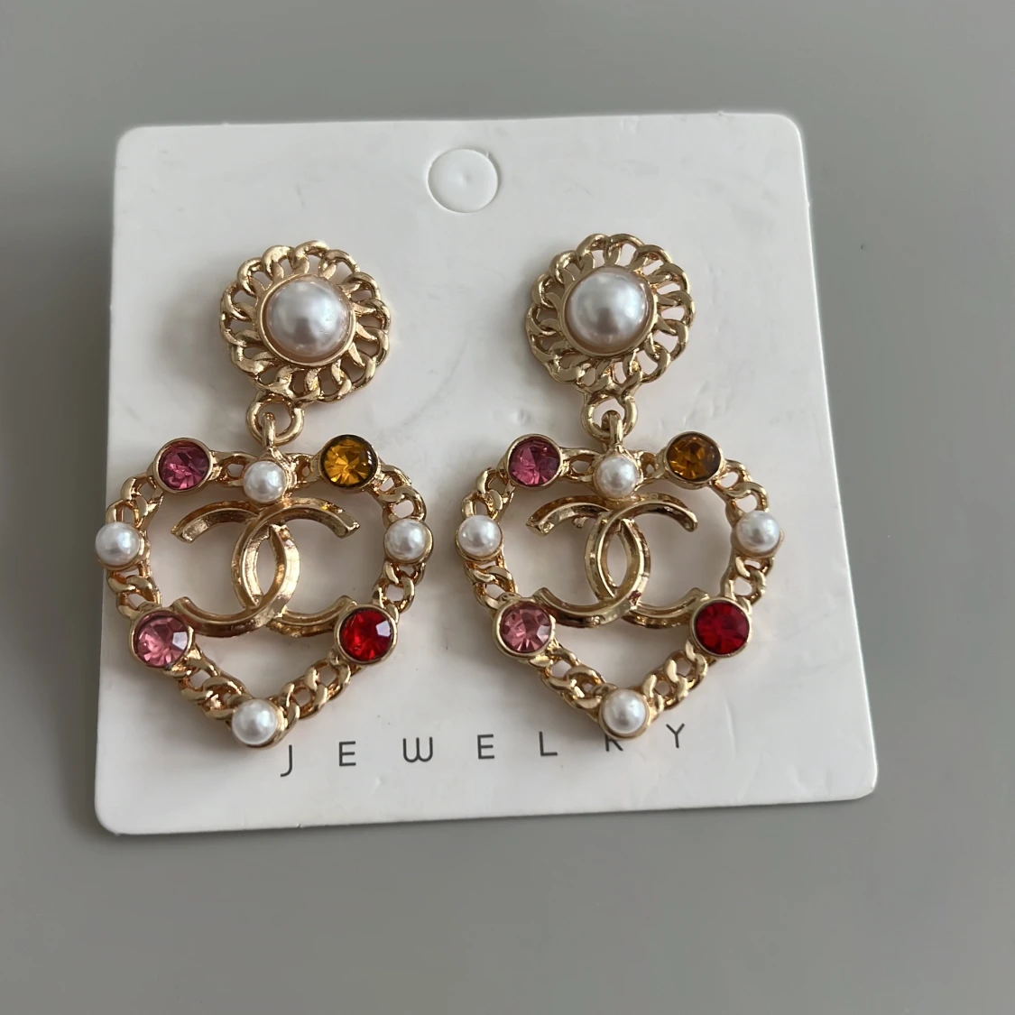 örhängen med pärlor och stenar