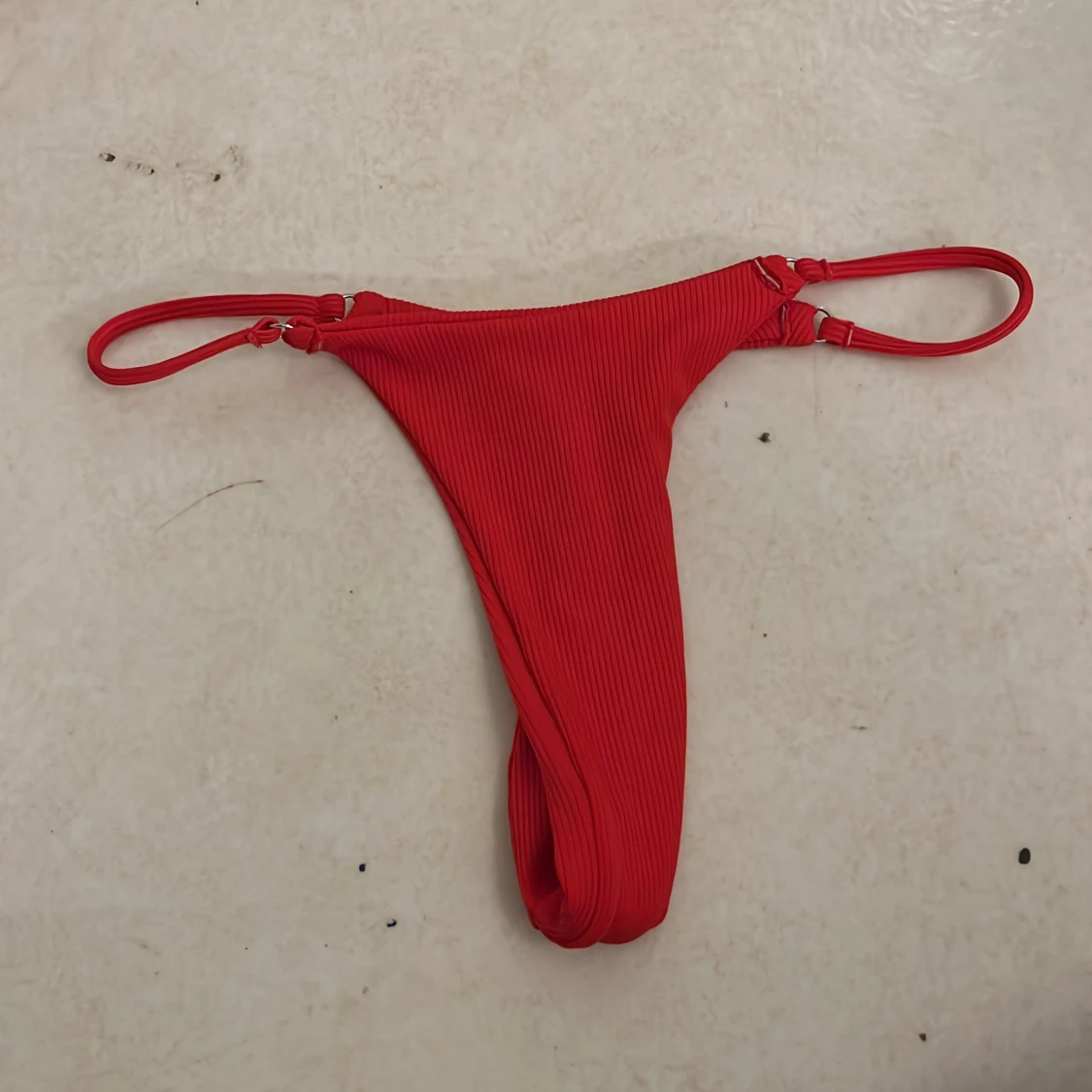 Röd ribbad bikini med knyt