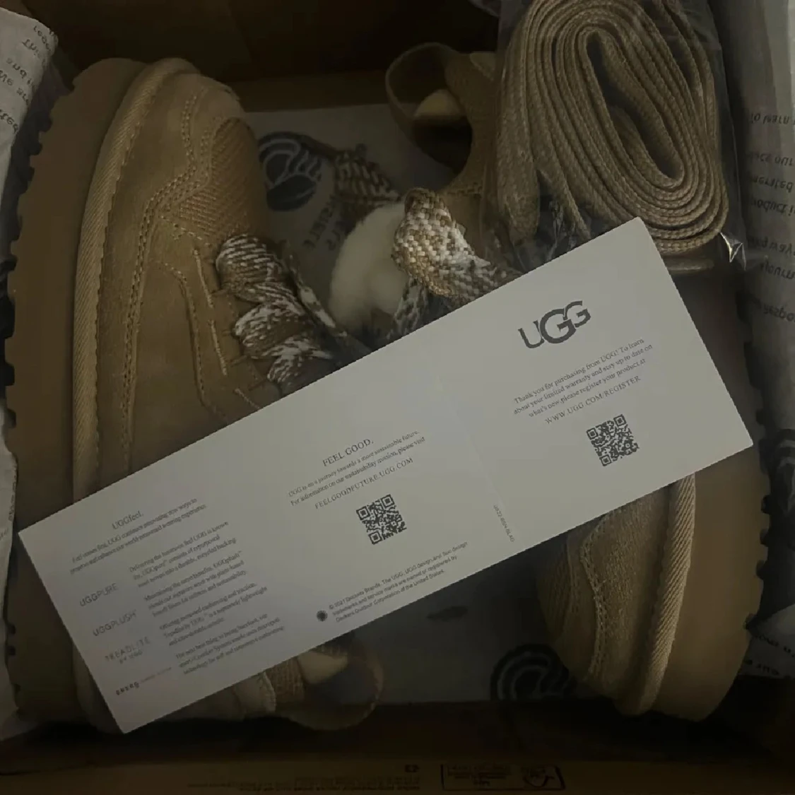 Beige sneakers från UGG med fårull - 1