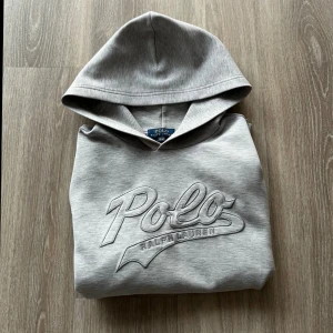 Grå hoodie från Polo Ralph Lauren - Snygg grå hoodie från Polo Ralph | storlek S men passar XS | passar mig som är 178cm 68kg | uppskattas till 165cm till 178cm | skriv om funderingar! | pris ej hugget