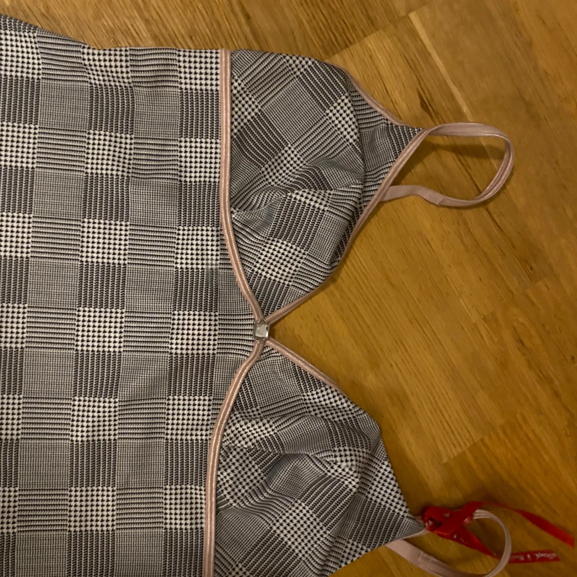 Rutig linnetopp med rosa detaljer - 1