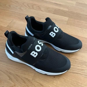 Skor BOSS - Svarta skor från BOSS i nyskick använda en gång. Storelk 35.