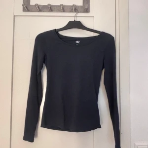 Marinblå långärmad tröja från 157 - En marinblå långärmad tröja från 157 i storlek XS. Använd 1 gång så den är som ny  💕
