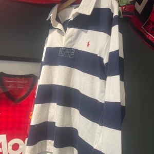 Lång armad piké  - Säljer en fräsch piké från polo Ralph lauren, tröjan är i nyskick. Skriv om ni har några frågor