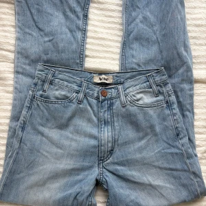 Ljusblå jeans från Acne Studios - Säljer ett par klassiska ljusblå jeans från Acne Studios. De har fem fickor, raka ben och normal passform. Jeansen är tillverkade i mjukt denimtyg och har en snygg tvättad look med subtila slitningar. Perfekta för en avslappnad och trendig stil.