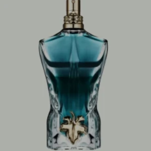 Jean Paul Gaultier Le Male Le Parfum - Cool parfymflaska formad som en manlig torso i blått glas med gulddetaljer och en unik design. Flaskan har en elegant och modern look som sticker ut på hyllan. Perfekt för dig som gillar stilrena och ikoniska dofter.