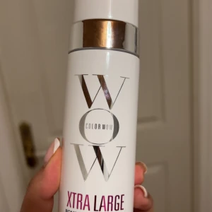 Color Wow Xtra Large Volymprodukt - Color Wow Xtra Large är en volymgivande produkt i vit flaska med silverdetaljer. Snygg och stilren design, perfekt för dig som vill boosta håret med extra volym. Produkten är lätt att applicera och passar alla hårtyper.