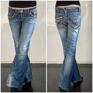 Red pepper lågmidjade bootcutjeans  - Dessa jeans har ALLT!! Märkesjeans från red pepper med låg midja, snygg wash, supercoola fickor och detaljer. Hade inte sålt dessa om de passade mig. I mycket bra skick!!!  Midjemått: ca 38,5cm  (mätt platt)  Innerbenslängd: ca 75cm  (mätt platt)  Grenhöjd: ca 19cm  (mätt platt)  Lårbredd: ca 24,5cm  (mätt platt)  Benöppning: ca 23cm  (mätt platt) 