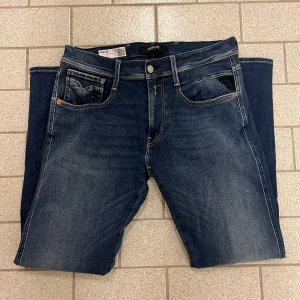 Replay anbass jeans (Oanvända) - Extremt Snygga (oanvända) Replay Anbass jeans i storlek (W33/L30) Tveka inte på att skriva vid minsta lilla fundering 🤝