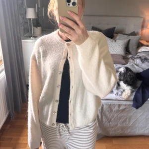 Krämvit kofta med knappar - Säljer denna koftan från Gina tricot i storlek XS. Endast använd en gång. Säljer den då jag hade önskat jag köpte en större storlek. Hör av dig vid eventuella frågor!☺️💗