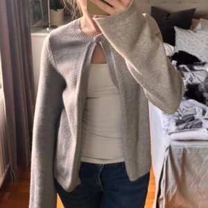 Ljusgrå kofta med knapp - Säljer denna koftan som har en knapp vid halsen. Från Gina tricot i storlek XS. Endast använd en eller två gånger därav säljer jag den nu. Hör av dig vid eventuella frågor☺️💗
