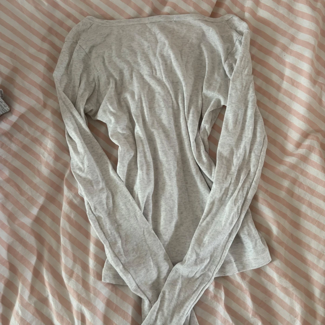 Ljusgrå långärmad topp  - 2